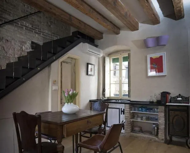 La Divine- Captured By History Inside Palace Loft Apartamento